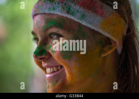 Portrait d'une adolescente ayant complété la color run Banque D'Images