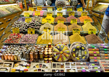 Istanbul, Turquie - 03 octobre, 2015 : grande variété d'épices pour cuisiner au marché aux épices à Istanbul Banque D'Images