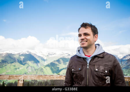 Happy smiling man randonnées sur les montagnes Banque D'Images