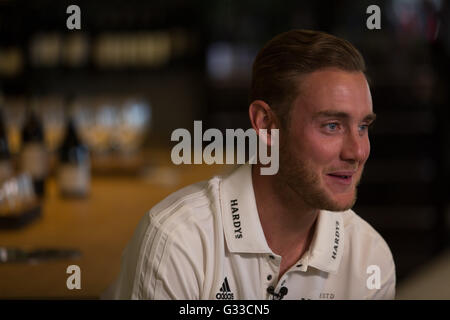 Joueur de cricket de l'Angleterre Stuart large participe à une dégustation de vins Hardy's à Weybridge, en Grande-Bretagne le 6 juin 2016 Banque D'Images