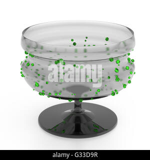 Vase en verre vide isolé sur fond blanc avec cristaux verts. Banque D'Images