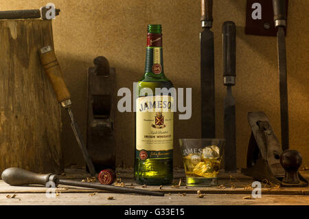 Bouteille de whisky Jameson et le verre dans l'atelier décor. Banque D'Images