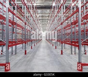 Palettes racks industriels énormes étagères en entrepôt vide intérieur. L'équipement de stockage. Banque D'Images