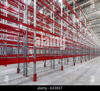 Palettes racks industriels énormes étagères en entrepôt vide intérieur. L'équipement de stockage. Banque D'Images