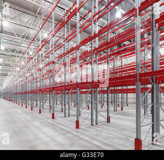 Palettes racks industriels énormes étagères en entrepôt vide intérieur. L'équipement de stockage. Banque D'Images