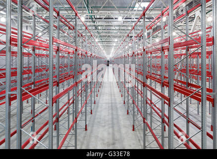 Palettes racks industriels énormes étagères en entrepôt vide intérieur. L'équipement de stockage. Banque D'Images