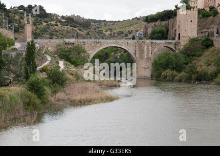 Tage avec vue du pont Puente de alcantara à Tolède, Espagne Banque D'Images