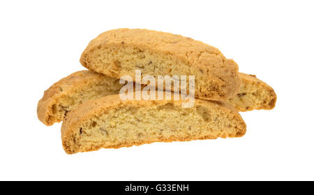 Plusieurs l'écrou d'amandes biscotti isolé sur un fond blanc. Banque D'Images