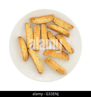 Vue de dessus de l'écrou biscotti amande plusieurs sur un plateau isolé sur un fond blanc. Banque D'Images