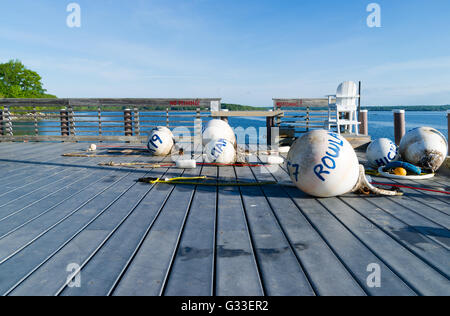 Avis de plusieurs bouées prêt à être placé à leurs amarres sur un pont métallique à Northport Maine tôt le matin la lumière. Banque D'Images