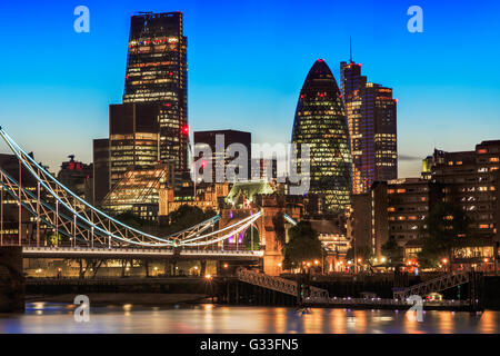 Superbe paysage urbain de Londres avec le Tower Bridge au coucher du soleil Banque D'Images