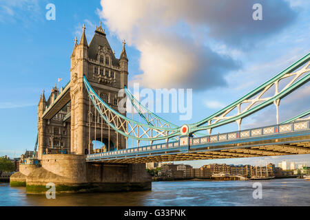 Tower Bridge à Londres pendant le coucher du soleil avec un coup d'œil à la conception jarrete Banque D'Images