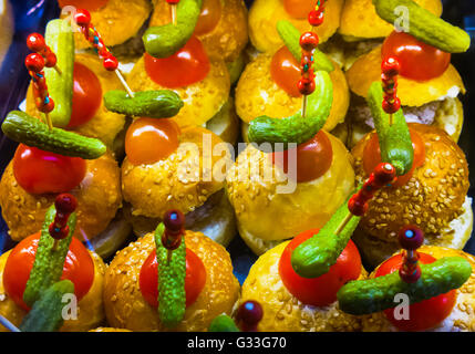 Mini sandwiches avec des tomates cerises et de concombre sur le dessus Banque D'Images