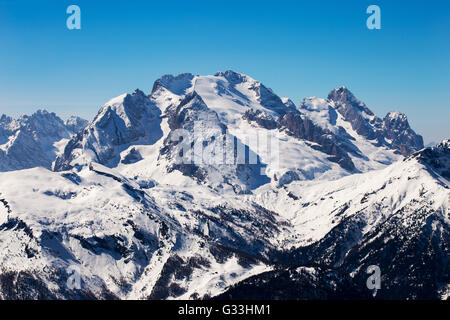 Le côté nord du groupe de montagne Marmolada. Les Dolomites en hiver. Alpes Italiennes. Europe. Banque D'Images