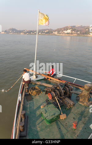 Pont, bateaux et ferries entre Bagan et Mandalay le long de la rivière Ayeyarwady (Irrawaddy), Birmanie, Myanmar, l'Asie du Sud Banque D'Images