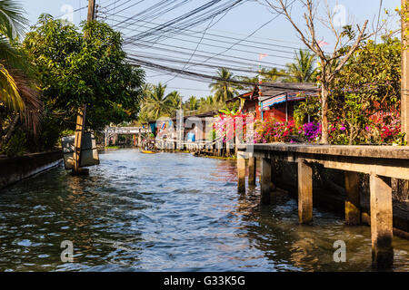 Des taudis d'un petit village au bord d'un canal dans la campagne thaïlandaise de Ratchaburi en Thaïlande, district Banque D'Images