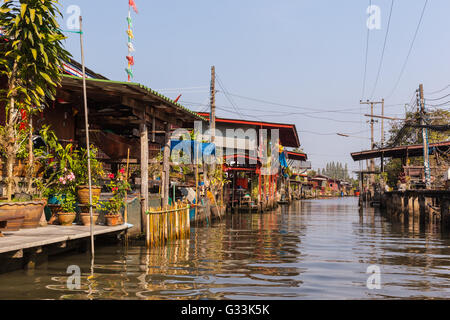 Des taudis d'un petit village au bord d'un canal dans la campagne thaïlandaise de Ratchaburi en Thaïlande, district Banque D'Images