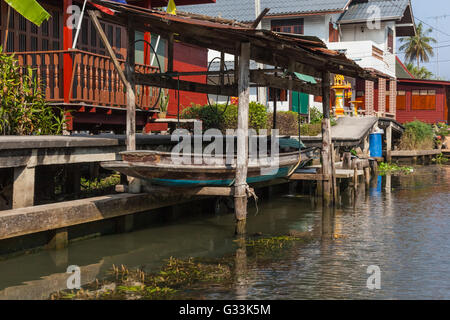 Des taudis d'un petit village au bord d'un canal dans la campagne thaïlandaise de Ratchaburi en Thaïlande, district Banque D'Images