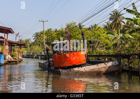 Des taudis d'un petit village au bord d'un canal dans la campagne thaïlandaise de Ratchaburi en Thaïlande, district Banque D'Images