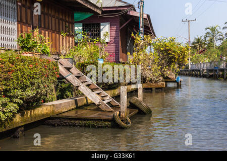 Des taudis d'un petit village au bord d'un canal dans la campagne thaïlandaise de Ratchaburi en Thaïlande, district Banque D'Images