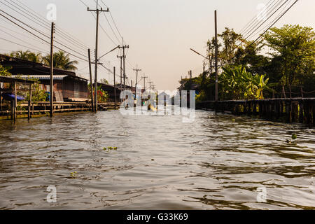 Des taudis d'un petit village au bord d'un canal dans la campagne thaïlandaise de Ratchaburi en Thaïlande, district Banque D'Images