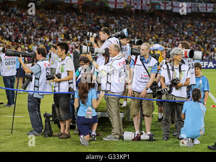 Les photographes de football au travail pendant l'UEFA EURO 2012 match de quart de finale l'Angleterre contre l'Italie au stade olympique de Kiev, Ukraine Banque D'Images