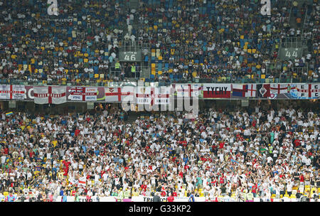 Les supporters de football Angleterre montrer leur soutien pendant l'UEFA EURO 2012 match de quart de finale contre l'Italie au stade olympique NSC Banque D'Images