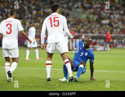 Kiev, UKRAINE - le 24 juin 2012 Français d'Angleterre Premier League : (L) et de l'Italie Mario Balotelli pendant leur UEFA EURO 2012 match de quart de finale au stade olympique de Kiev, Ukraine Banque D'Images