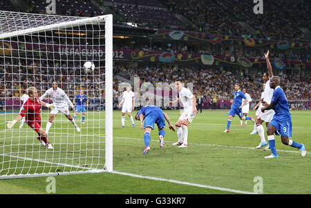Anglais (en blanc) et en italien (en bleu) les joueurs se battent pour la balle durant leur UEFA EURO 2012 match de quart de finale Banque D'Images