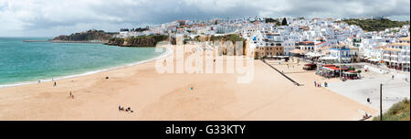 ALBUFEIRA, PORTUGAL - 10 avril 2016 : plage de sable presque vide au printemps à Albufeira, Portugal Banque D'Images