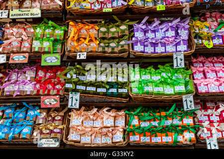 Les couleurs de l'image de savons à l'extérieur d'une boutique dans la ville de Corfou, Corfou, Grèce Banque D'Images