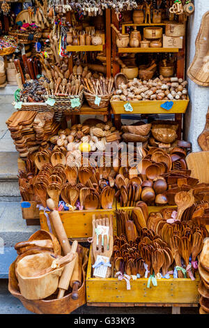 Articles en bois d'olivier pour la vente à l'extérieur d'une boutique dans la ville de Corfou, Corfou, Grèce Banque D'Images