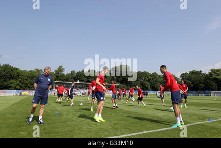 Roy Hodgson de l'Angleterre (à gauche), John Stones (centre) et Chris Smalling (à droite) lors d'une session de formation au stade de Bourgognes, Chantilly. Banque D'Images