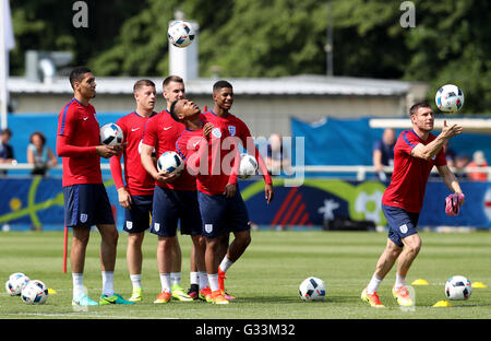 L'Angleterre Chris Smalling (à gauche), l'Angleterre Ross Barkley (deuxième à gauche), l'Angleterre gardien Tom Heaton (troisième à gauche), l'Angleterre Nathaniel Clyne (troisième à droite), l'Angleterre Marcus Rashford (deuxième à droite) et l'Angleterre James Milner (à droite) lors d'une session de formation au stade de Bourgognes, Chantilly. Banque D'Images