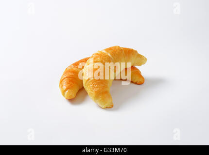 Deux contre-rempli les croissants sur fond blanc Banque D'Images