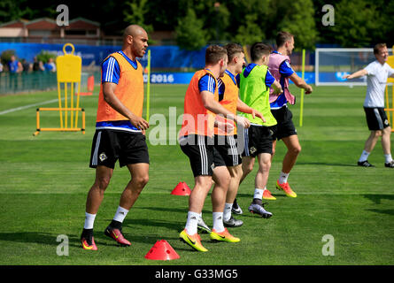 L'Irlande du Nord Josh Magennis (à gauche) au cours d'une session de formation au Parc de Montchervet, Saint-Georges-de-Reneins. Banque D'Images