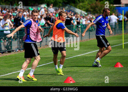 L'Irlande du Nord (gauche-droite) Steven Davis, Jamie Ward et Gareth McAuley pendant une session de formation au Parc de Montchervet, Saint-Georges-de-Reneins. Banque D'Images