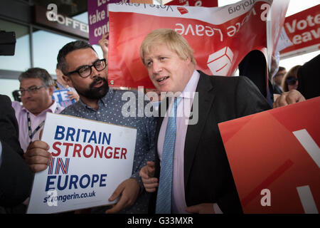 Boris Johnson (au centre) rencontre les deux voix et laisser la Grande-Bretagne en Europe plus forte à Ipswich, tandis que les partisans d'un référendum sur l'UE campagne d' visite à Suffolk. Banque D'Images