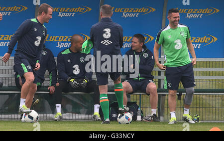 République d'Irlande les joueurs Glenn Whelan (à gauche) et Robbie Keane écouter l'entraîneur adjoint, Roy Keane lors d'une session de formation à l'échelle nationale Sports à Abbotstown, Dublin. Banque D'Images