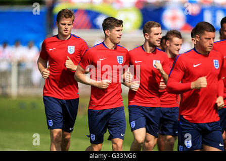 Anglais John Stones (centre) lors d'une session de formation au stade de Bourgognes, Chantilly. Banque D'Images