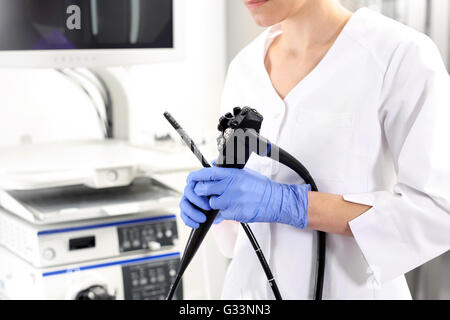 Médecin gastro-entérologue avec sonde pour effectuer la gastroscopie et coloscopie Banque D'Images