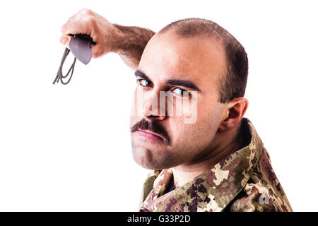 Un soldat vêtu de vêtements de camouflage isolé sur fond blanc Banque D'Images