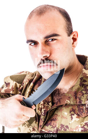 Un soldat vêtu de vêtements de camouflage isolé sur fond blanc Banque D'Images