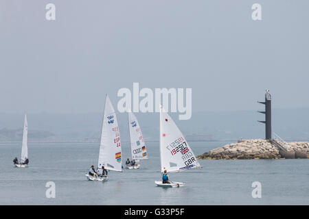 Canots à partir en mer à la Weymouth and Portland National Sailing Academy lors de jour de pratique avant de l'ISAF Sailing World Cup. La régate est la dernière avant l'Jeux olympiques de Rio. Banque D'Images