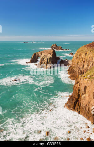 Land's End, England's westermost point, sur une journée ensoleillée. Banque D'Images