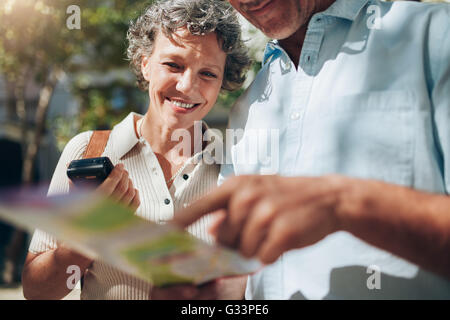 Couple d'âge moyen à la recherche au plan de la ville. Femme mature avec son mari sur les vacances d'été. Banque D'Images