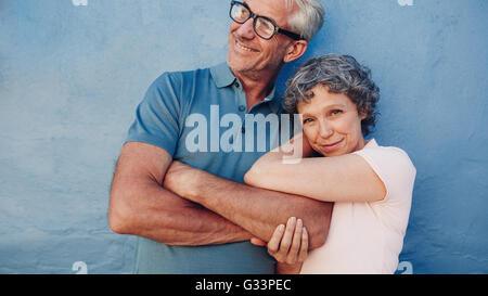 Magnifique Portrait de femme mature avec son homme contre fond bleu. Aimer caucasian couple contre un lecteur blu Banque D'Images
