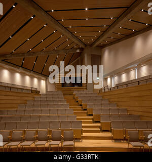 Auditorium en pente et salle de conférence, vu du dessous. Auditorium Wolfson College, Oxford, Royaume-Uni. Architecte : Berman Guedes Stretton, 2013. Banque D'Images