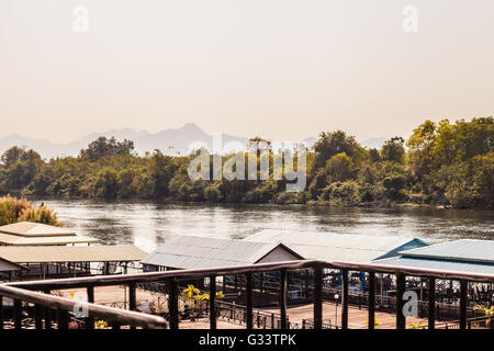 Hôtel sur la rivière Kwai dans la province de Kanchanaburi, Thaïlande. Maisons flottantes près du célèbre pont Banque D'Images