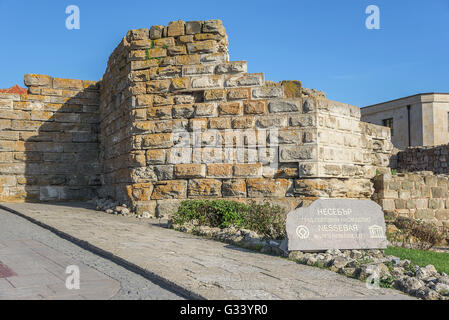 Les murs en ruine et tablette de la vieille ville de Nessebar, Bulgarie. La ville de Nessebar est un UNESCO World Heritage Site. Banque D'Images